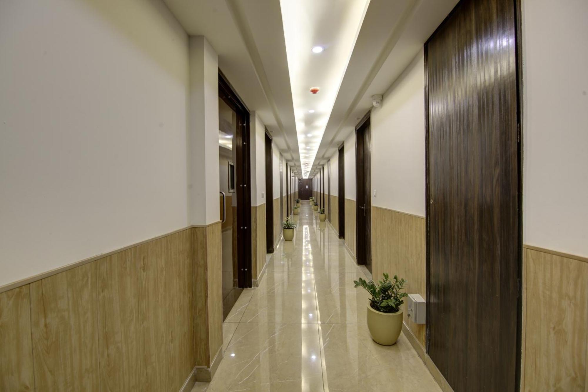Hotel Park Tree Near Delhi Airport With Free Airport Tranport 4*