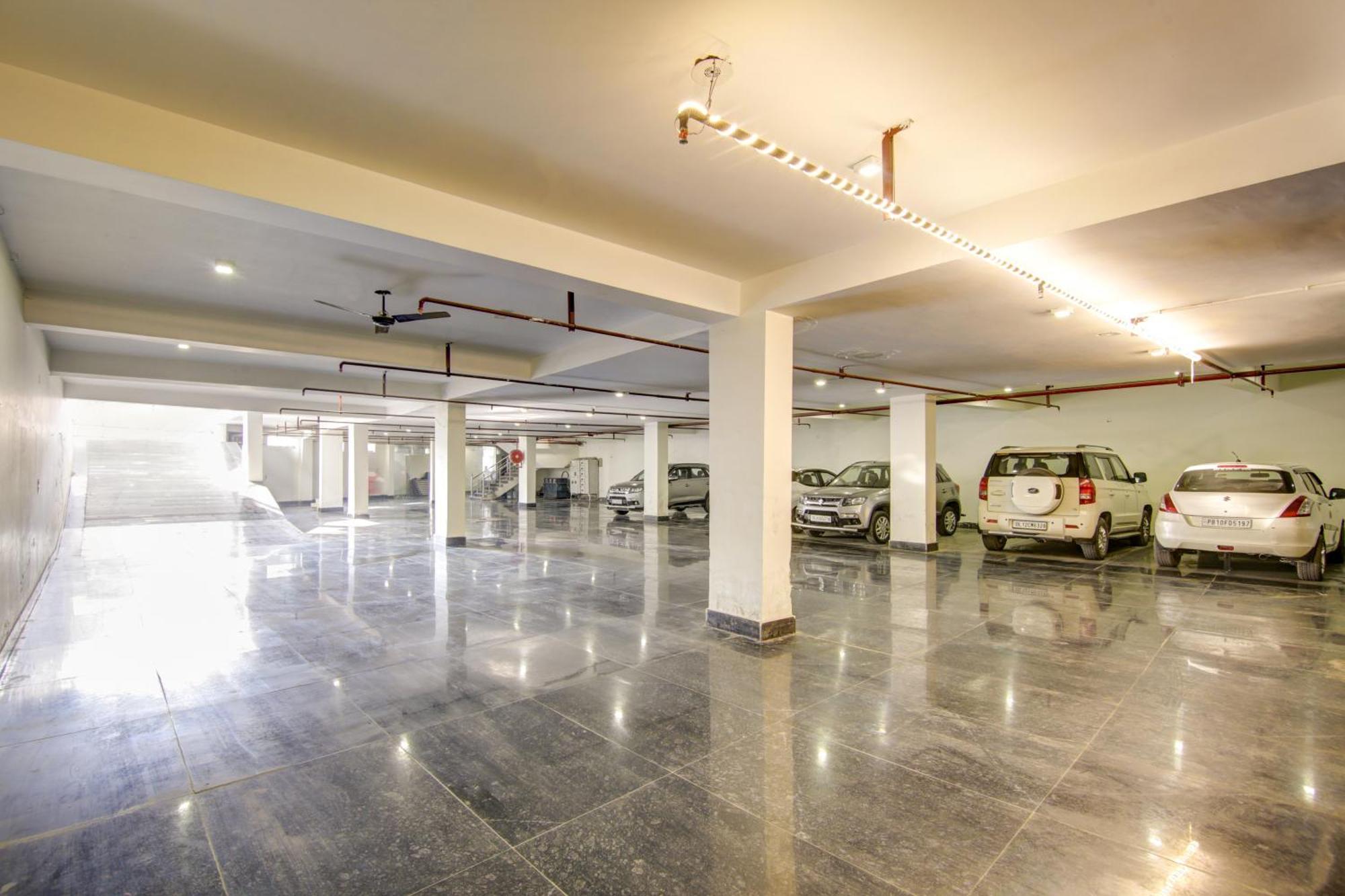 Hotel Park Tree Near Delhi Airport With Free Airport Tranport 4*