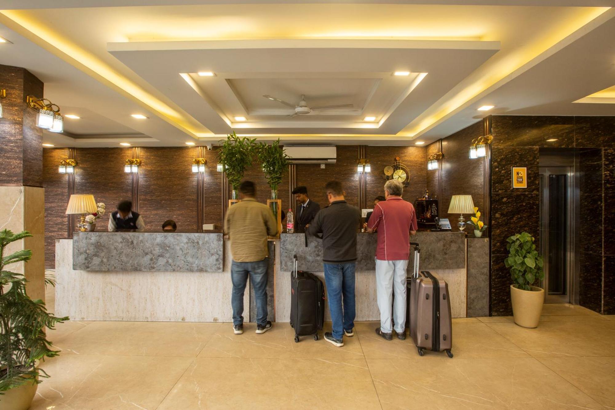 Hotel Park Tree Near Delhi Airport With Free Airport Tranport 4*