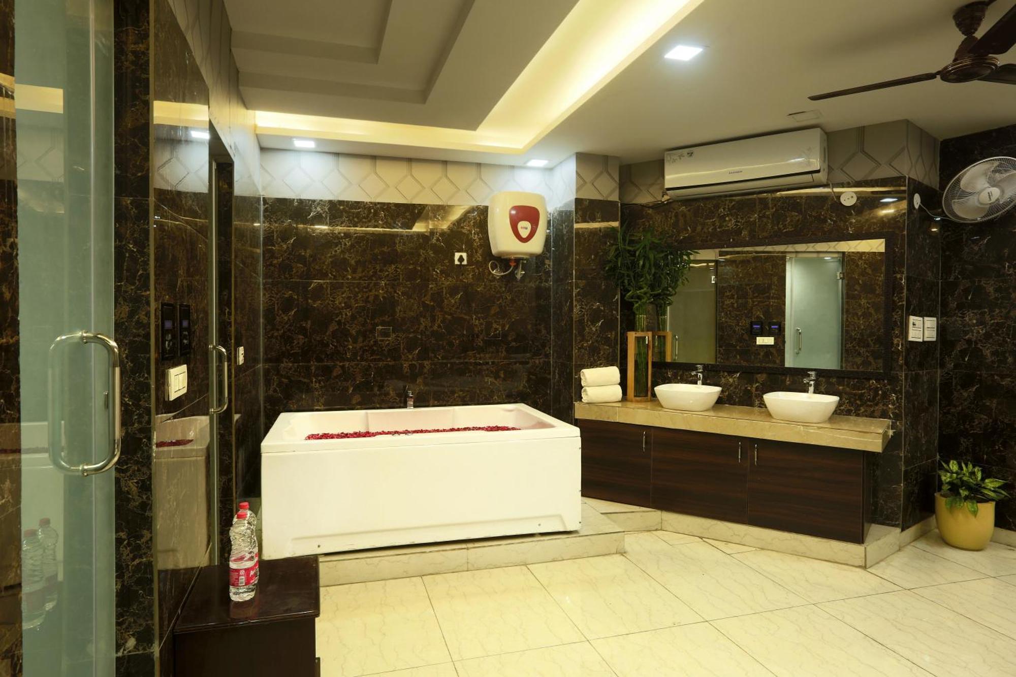 Park Tree Near Delhi Airport With Free Airport Tranport 4*